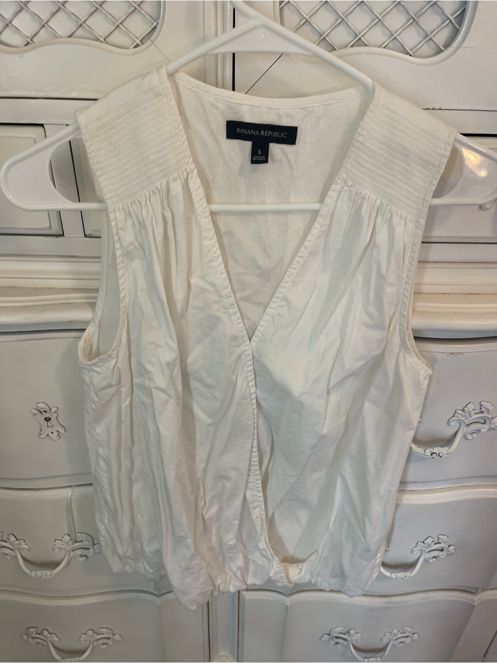 Banana Republic Cream Sleeveless V-Neck Smocked Yoke Top
